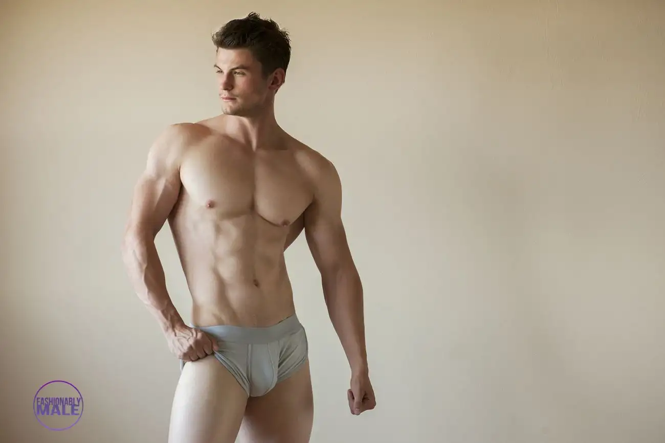 Henry Cavill: ‍The ‌Steaming Muscle ⁣God of Our Gay ⁤Fantasies