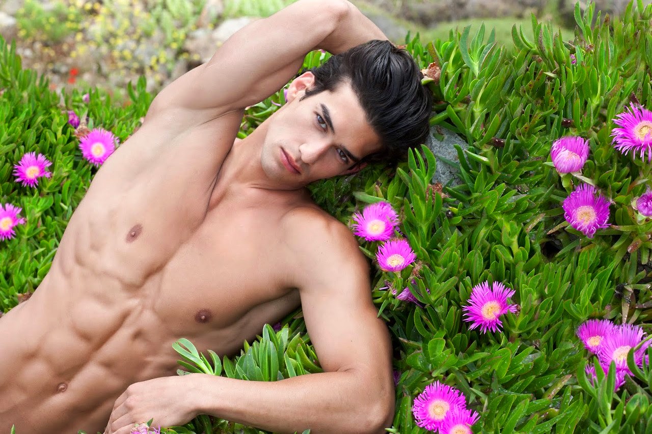 **Shirtless, Shameless, and ‌Unapologetic: Crafting Titles That Demand Attention**