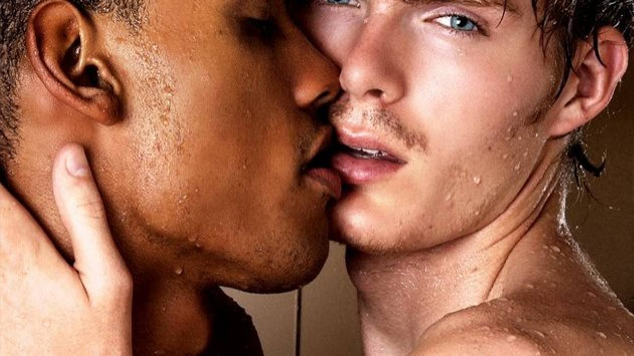 **The Art​ of the Perfect Oiled-Up Flex: Posing Like a Nude God**