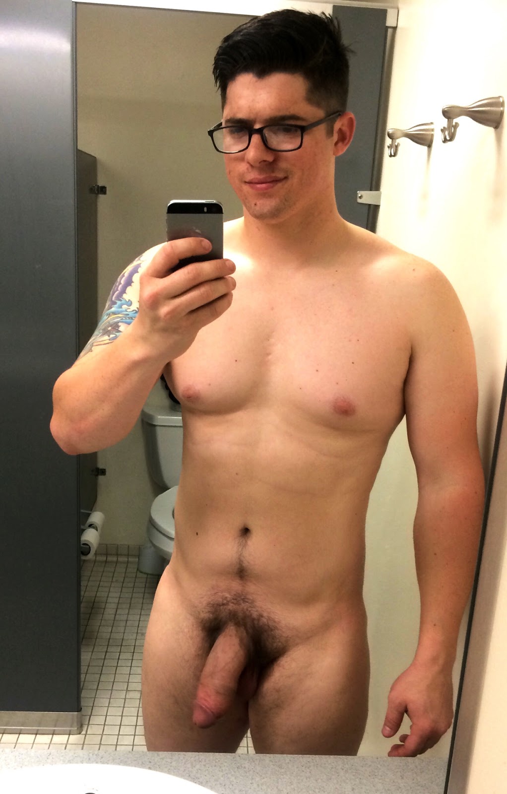 3. Revealing Homoerotica in Big Dick Selfies