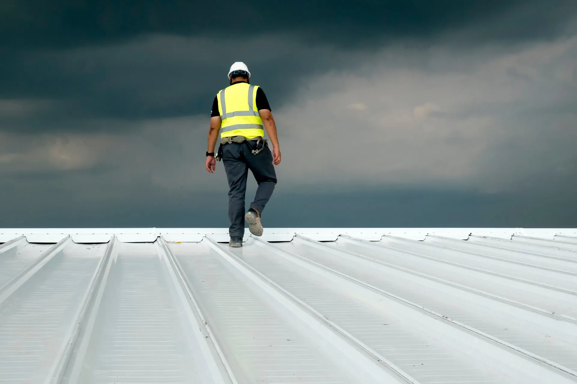 - Benefits of Regular Roof Maintenance for Longevity and Performance