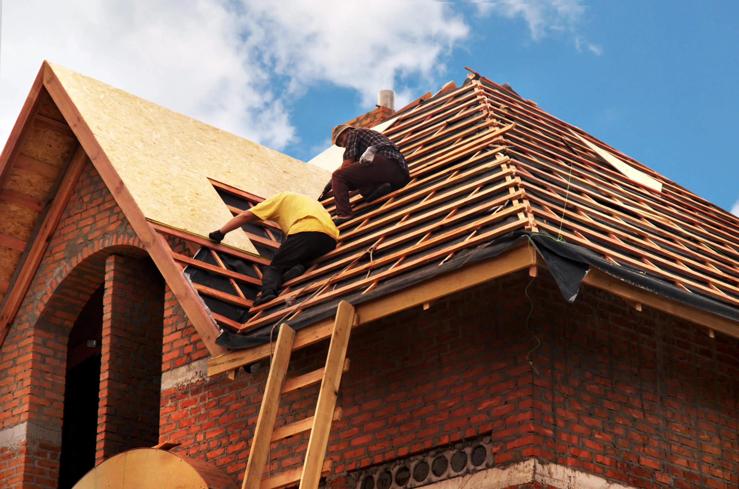 Signs That Your Roof Needs Repair and How to Choose the Right Contractor